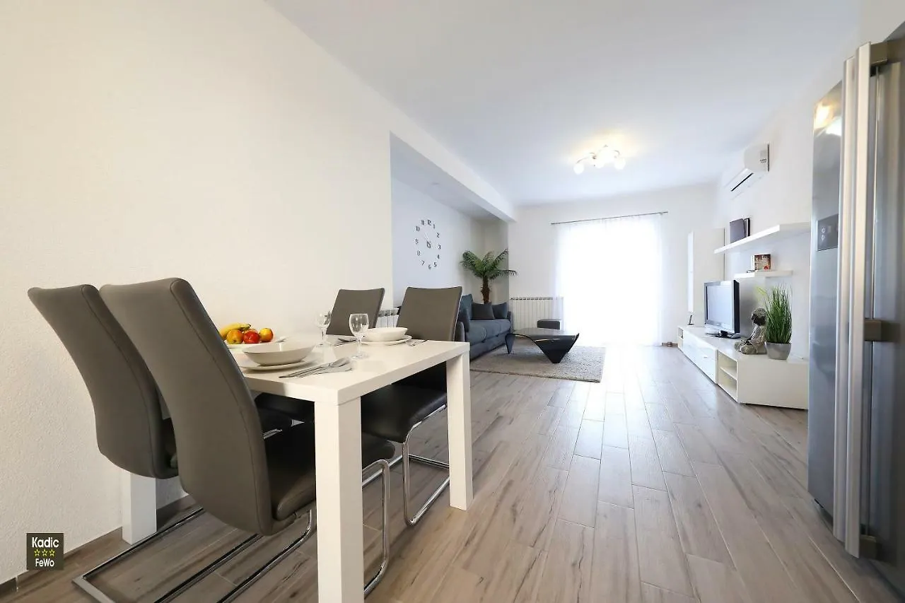 Carmen Apartment Deluxe Vir 0*,